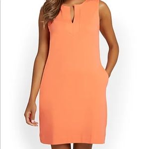 V-split neck dress, with pockets